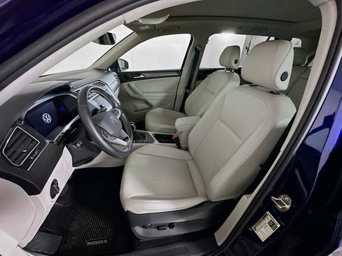 Used 2022 Volkswagen Tiguan SE w/ Panoramic Sunroof Package image 13