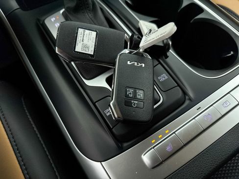 Used 2024 Kia Carnival LX image 36