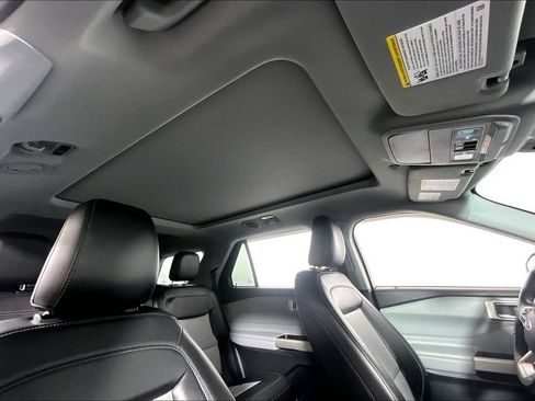 Used 2022 Ford Explorer XLT w/ Equipment Group 202A AWD/4WD image 22