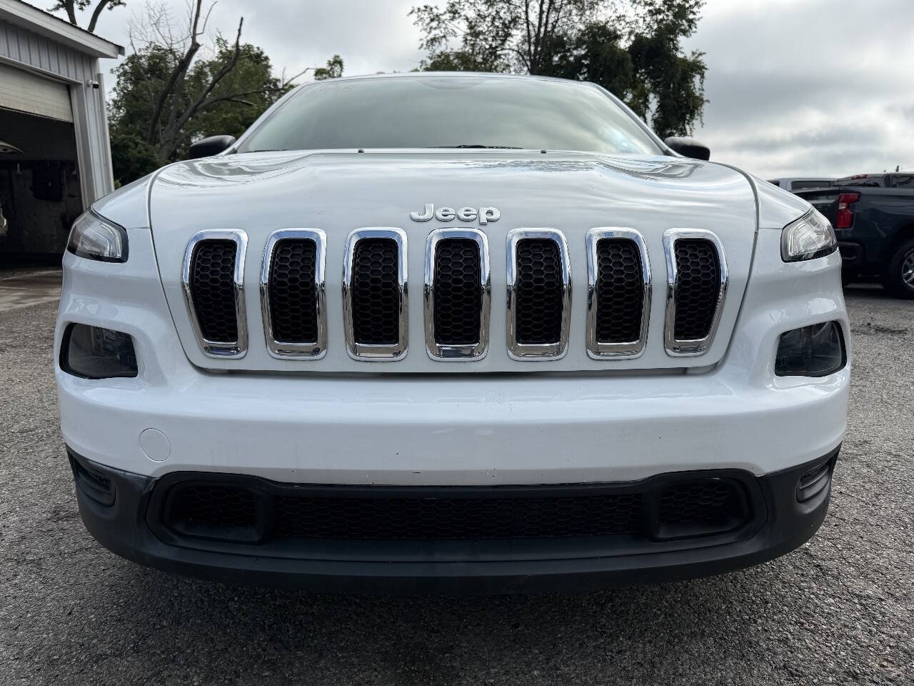 Used 2014 Jeep Cherokee Sport FWD image 2