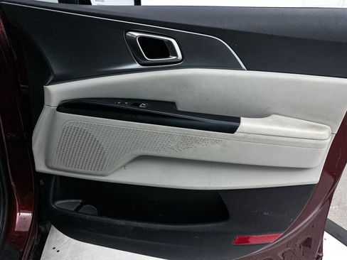 Certified 2024 Kia Carnival LX image 28