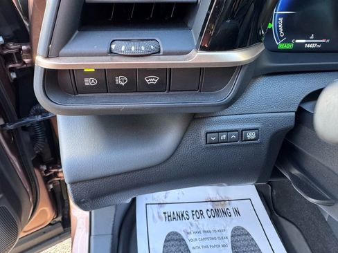 Used 2025 Toyota Crown Signia Limited image 12