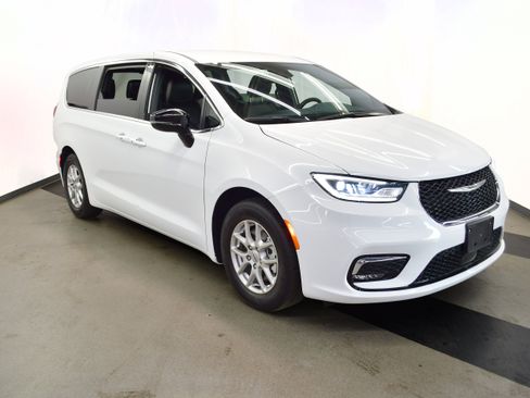 Used 2025 Chrysler Pacifica Select FWD image 2