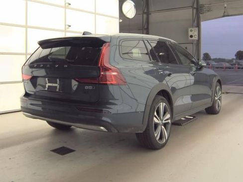 Used 2025 Volvo V60 B5 Cross Country Plus AWD/4WD image 4