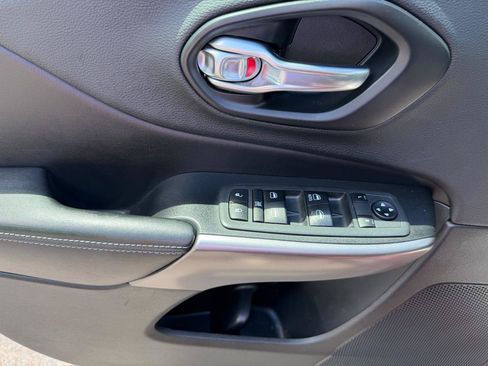 Used 2019 Jeep Cherokee Latitude Plus w/ Comfort/Convenience Group AWD/4WD image 9