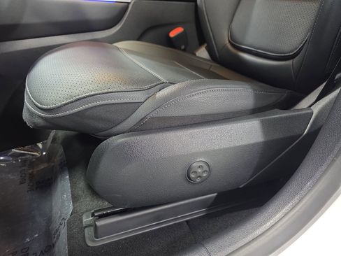 Used 2025 Mercedes-Benz GLC 300 4MATIC image 28