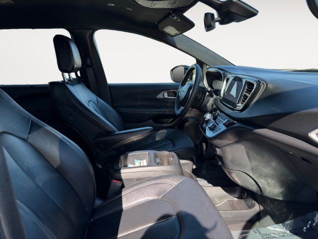 Used 2025 Chrysler Pacifica Select FWD image 13