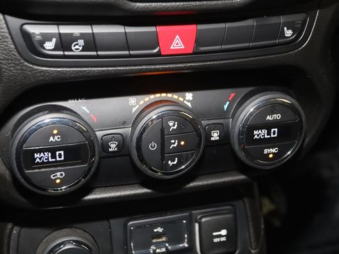 Used 2017 Jeep Renegade Latitude w/ Popular Equipment Group AWD/4WD image 24