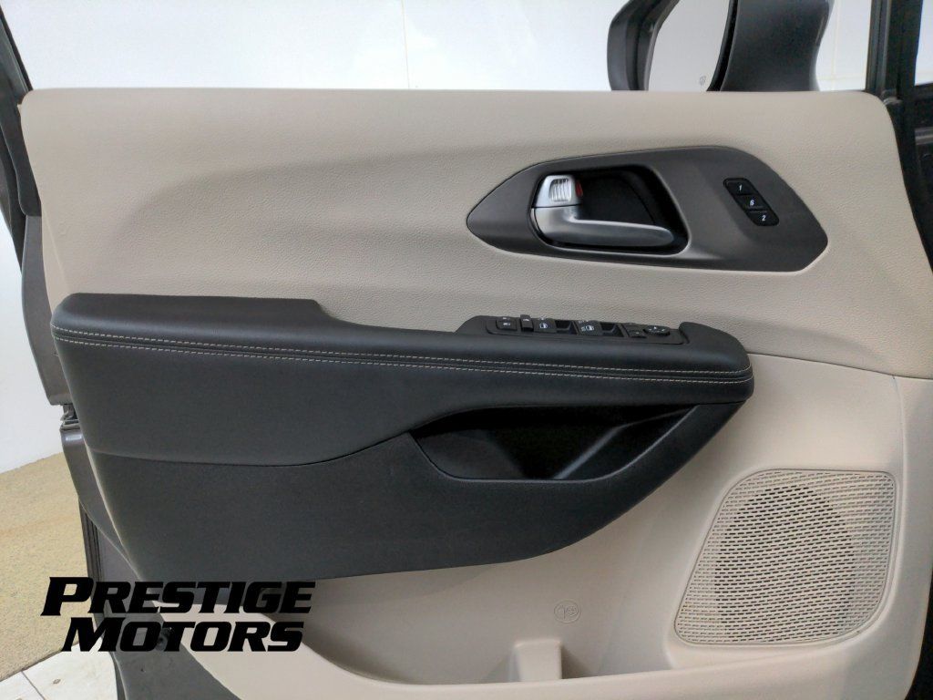 Used 2023 Chrysler Pacifica Touring-L FWD image 21