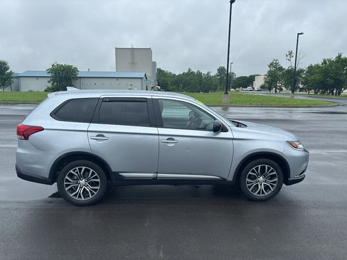 Used 2017 Mitsubishi Outlander ES AWD/4WD image 2
