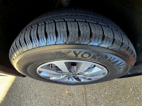 Used 2024 Chrysler Pacifica Select image 31