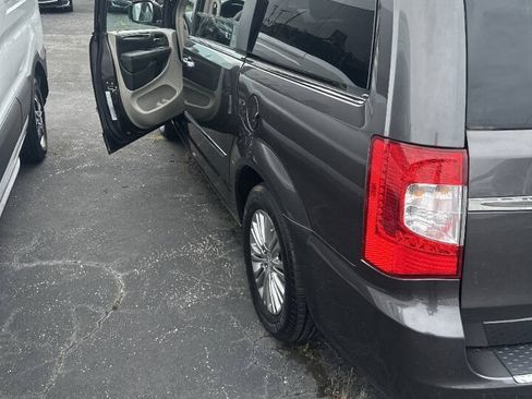 Used 2016 Chrysler Town & Country Touring-L w/ Driver Convenience Group FWD image 4