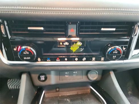 Used 2025 Nissan Rogue SL w/ Tech Package image 30