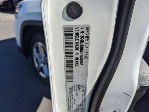 Used 2023 Jeep Compass Latitude image 38