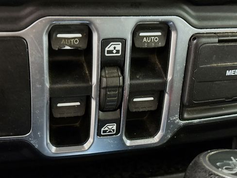 Used 2018 Jeep Wrangler Unlimited Sport S image 24