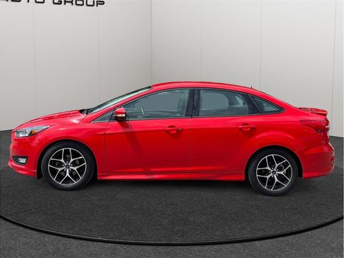 Used 2016 Ford Focus SE w/ SE Sport Package FWD image 5