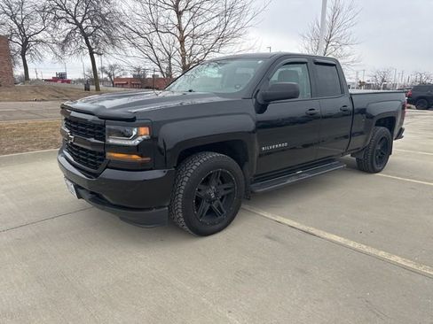 Used 2017 Chevrolet Silverado 1500 Custom w/ Custom Convenience Package image 2