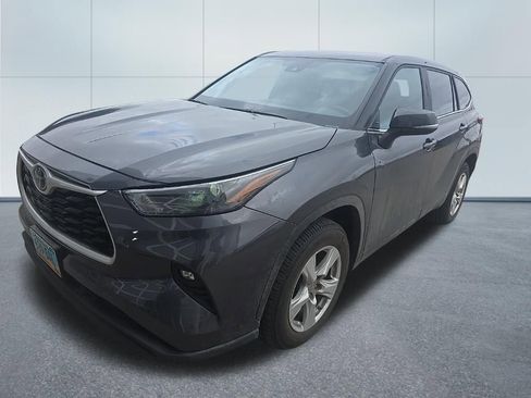 Used 2023 Toyota Highlander LE image 2