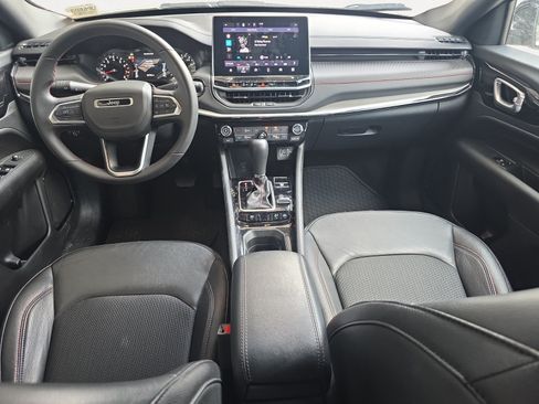 Used 2025 Jeep Compass Trailhawk AWD/4WD image 3