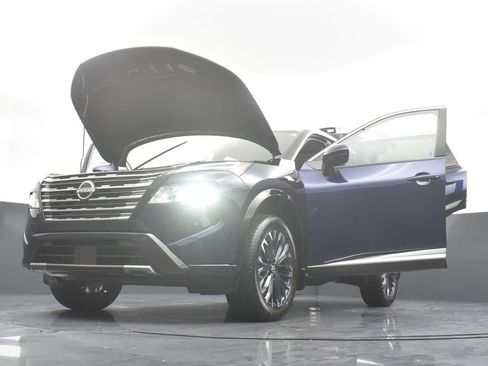 Used 2025 Nissan Rogue Platinum w/ Tech Package image 36