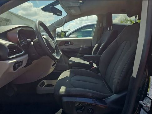 Used 2017 Chrysler Pacifica Touring w/ Tire & Wheel Group image 8