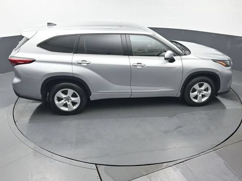 Used 2022 Toyota Highlander LE AWD/4WD image 43