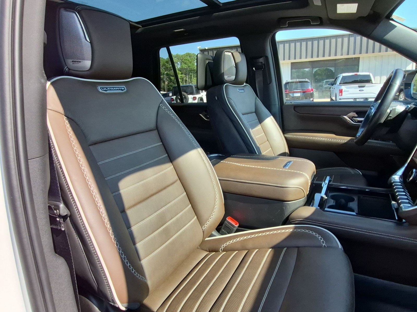 Certified 2025 GMC Yukon Denali Ultimate AWD/4WD image 31