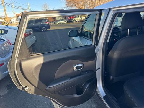 Used 2017 Kia Soul + image 14