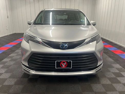 Used 2024 Toyota Sienna XLE FWD image 7
