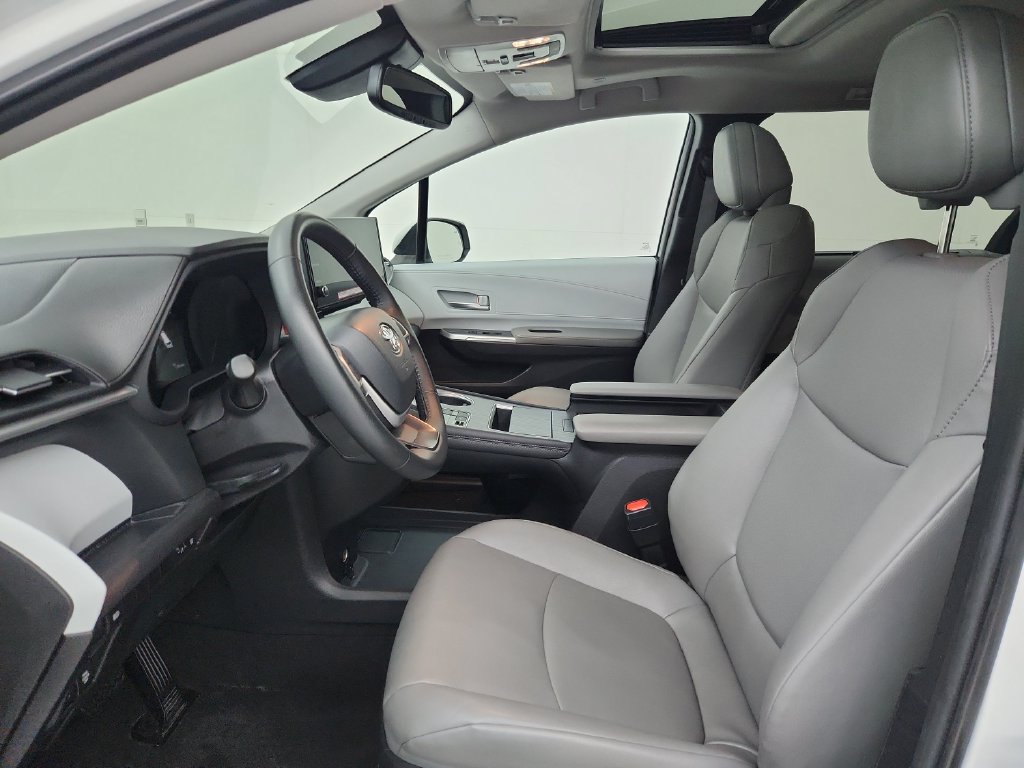 Used 2025 Toyota Sienna XLE FWD image 20