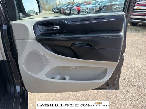 Used 2015 Chrysler Town & Country Touring image 21