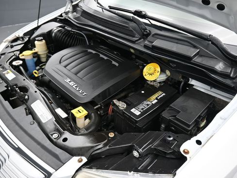 Used 2014 Chrysler Town & Country Touring image 53