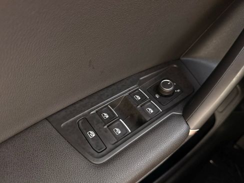 Used 2018 Volkswagen Tiguan SEL image 29