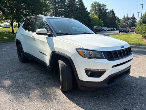 Used 2018 Jeep Compass Latitude w/ Popular Equipment Group AWD/4WD image 2