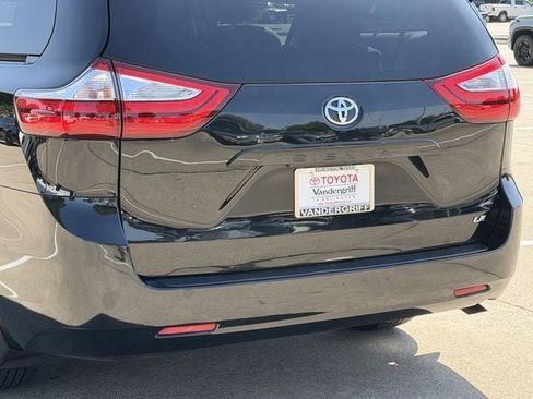 Used 2017 Toyota Sienna LE w/ Protection Package FWD image 6