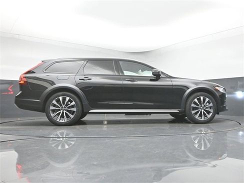 Used 2024 Volvo V90 B6 Cross Country Plus image 44