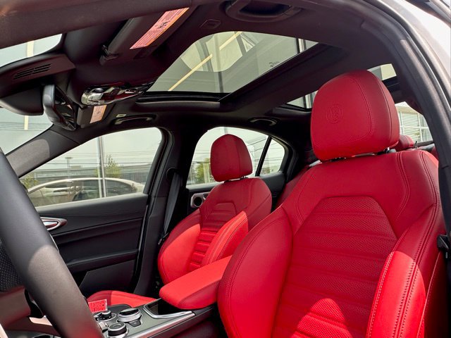 Used 2025 Alfa Romeo Giulia AWD image 8