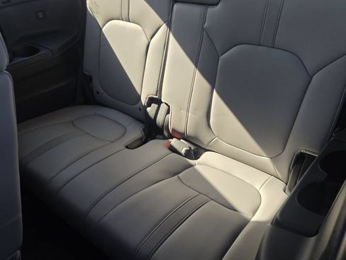 Used 2024 Honda Pilot EX-L image 11