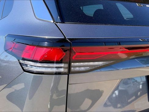 Used 2025 Volkswagen Tiguan SE AWD/4WD image 28