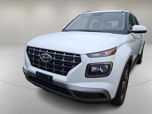 Certified 2025 Hyundai Venue SEL FWD image 4