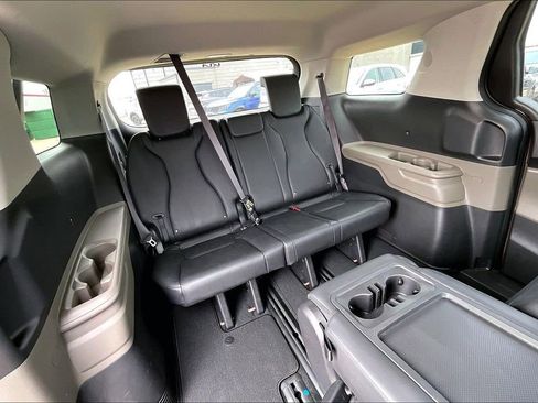 Used 2025 Kia Carnival image 27