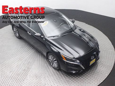 Used 2024 Nissan Altima 2.5 SV w/ SV Premium Package FWD image 3