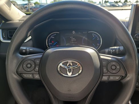 Used 2025 Toyota RAV4 XLE AWD/4WD image 30