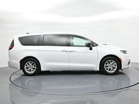 Used 2024 Chrysler Pacifica Touring-L FWD image 5
