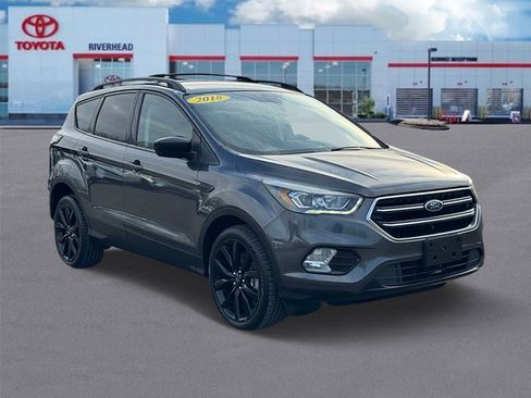 Used 2018 Ford Escape SE w/ SE Sport Appearance Package image 2