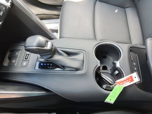 Used 2023 Toyota Venza XLE AWD/4WD image 18