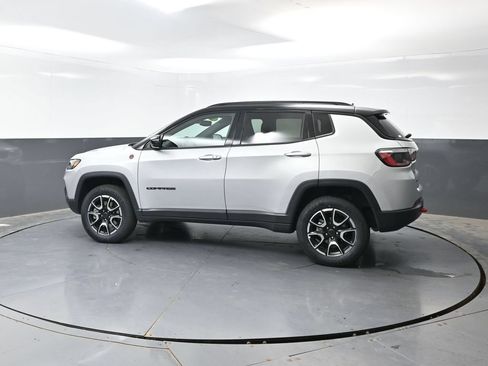 Used 2025 Jeep Compass Trailhawk AWD/4WD image 11