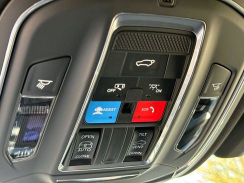 Used 2025 Jeep Grand Cherokee Laredo X w/ Luxury Tech Group I AWD/4WD image 14