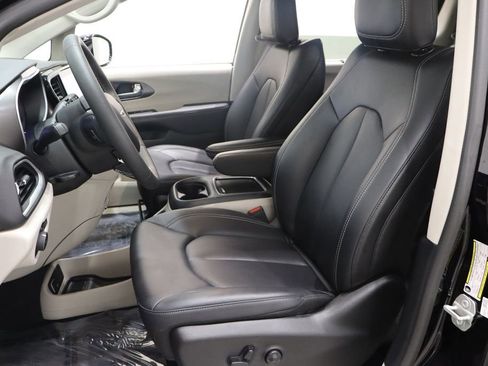 Used 2024 Chrysler Pacifica Touring-L image 8