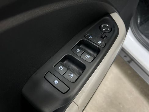 Used 2025 Hyundai Venue SEL FWD image 12